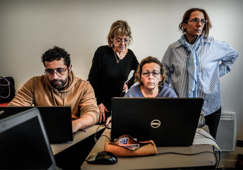 Stagiaires dans une salle de classe